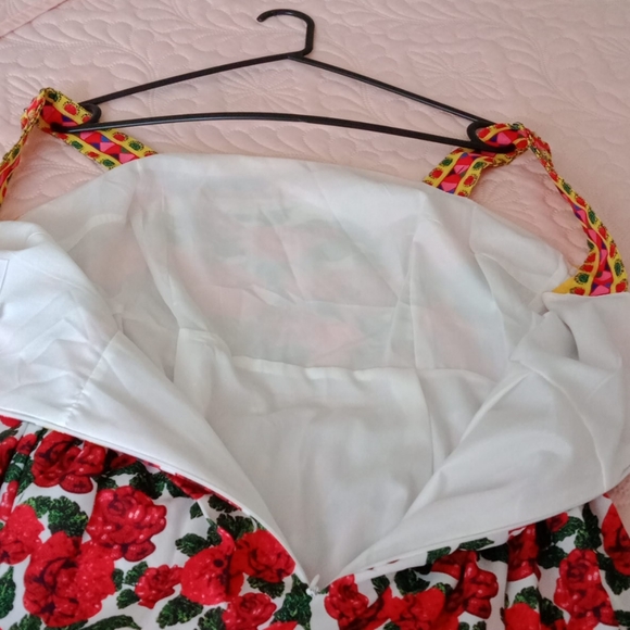 A beautiful dress ,still with the tag on... - Picture 6 of 8